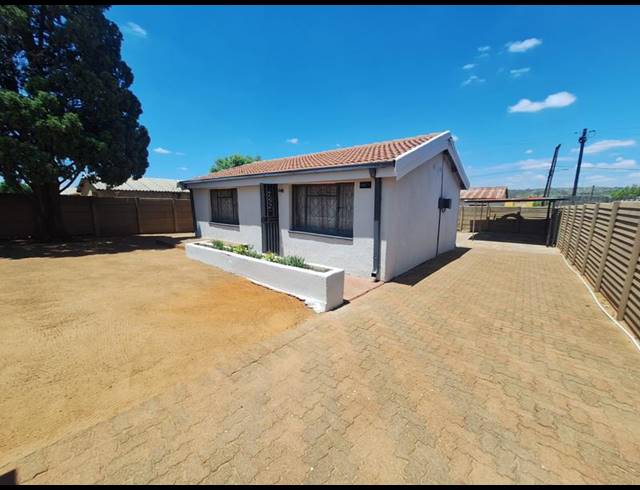 2 BEDROOM HOUSE FOR SALE IN MABOPANE UNIT B